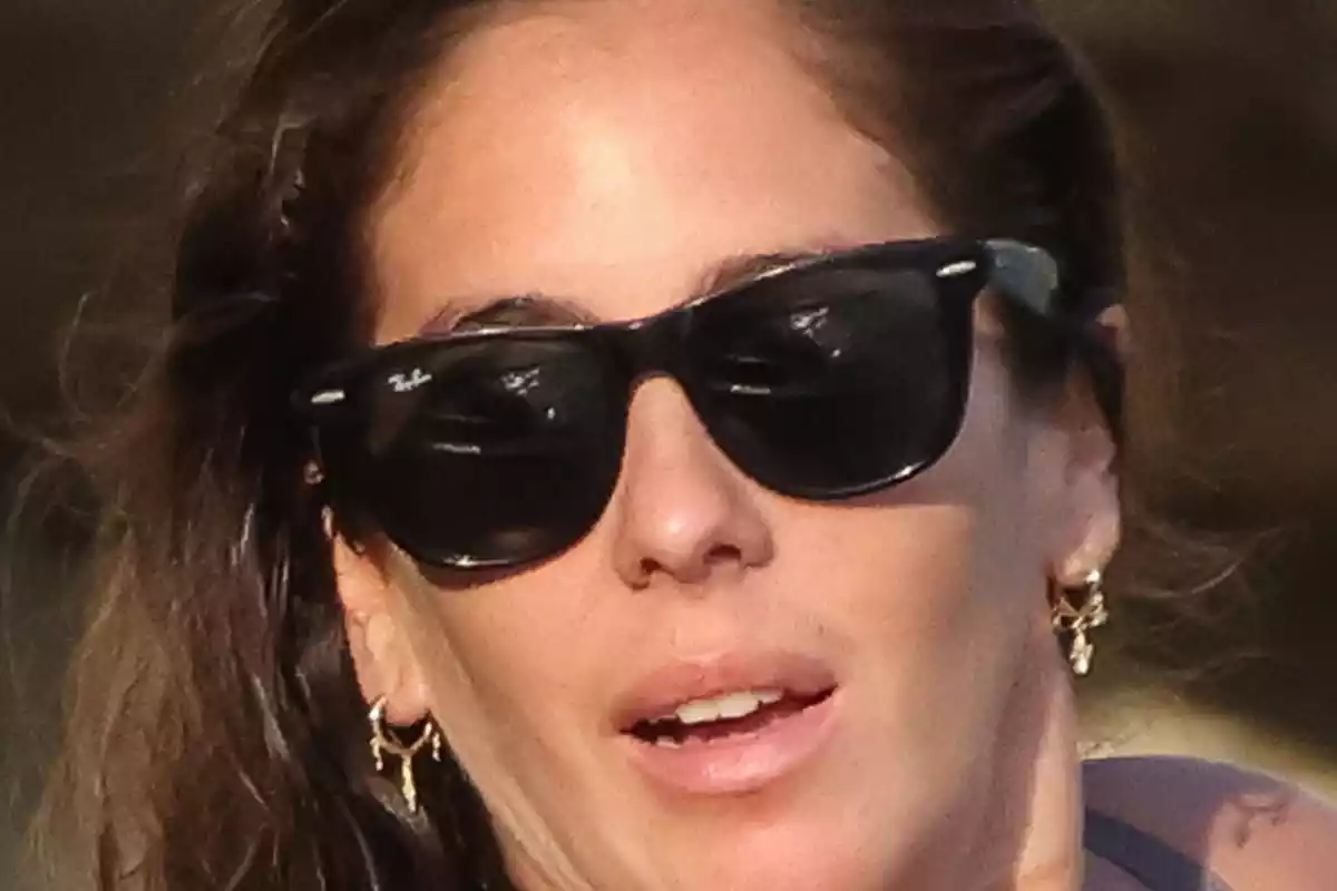 Anabel Pantoja mira a cámara con una gafas de sol negras