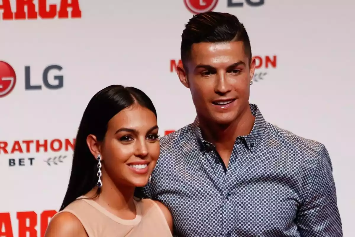 Georgina Rodríguez y Cristiano Ronaldo posando en un photocall sonrientes