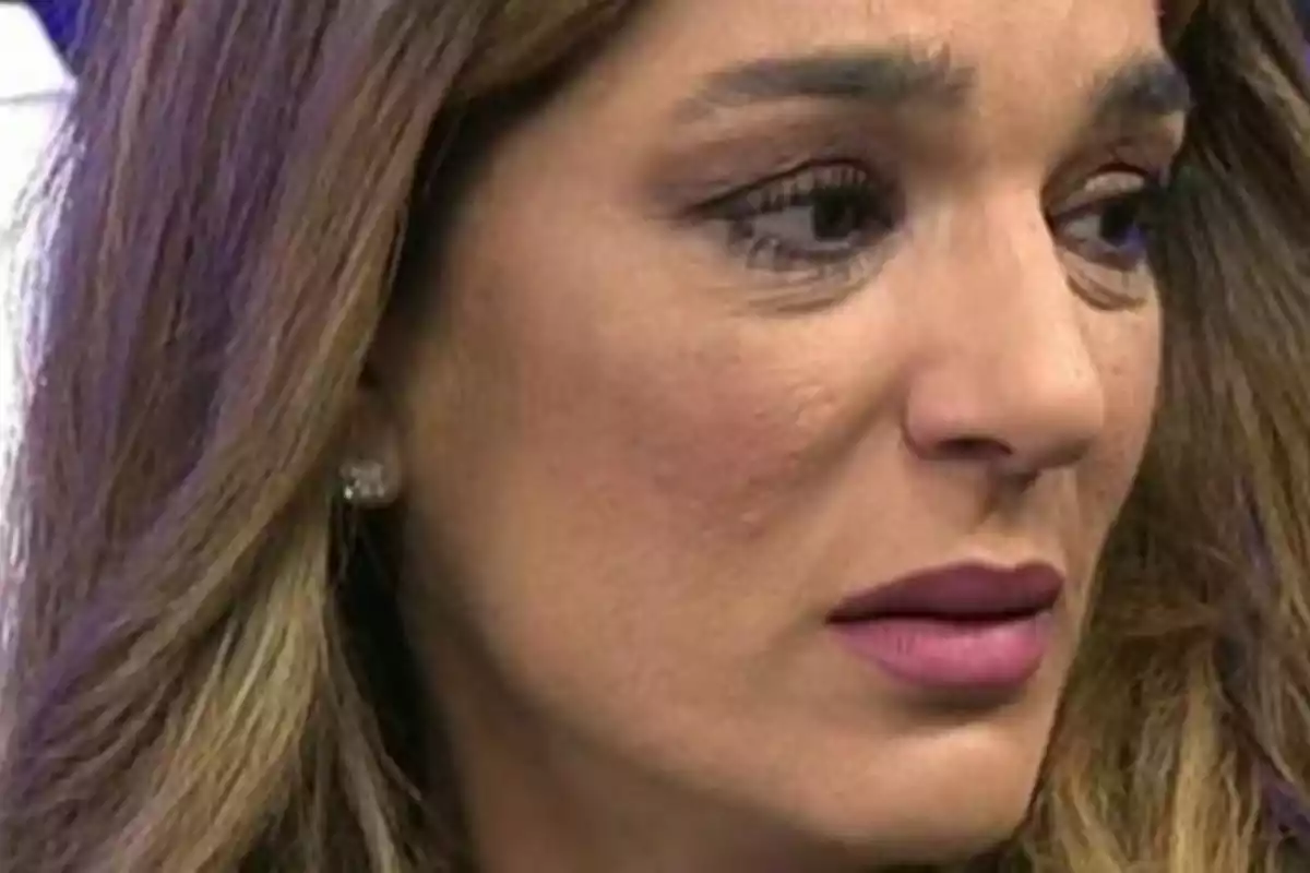 Raquel Bollo de perfil llorando
