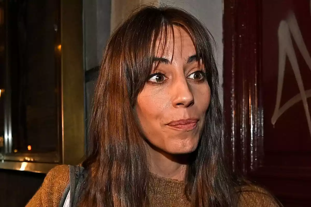 Almudena Cid con rostro de sorpresa tras ser parada por reporteros en la calle