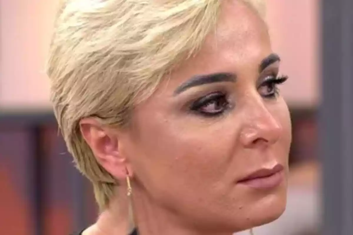 Ana María Aldón de perfil llorando en un plató de televisión
