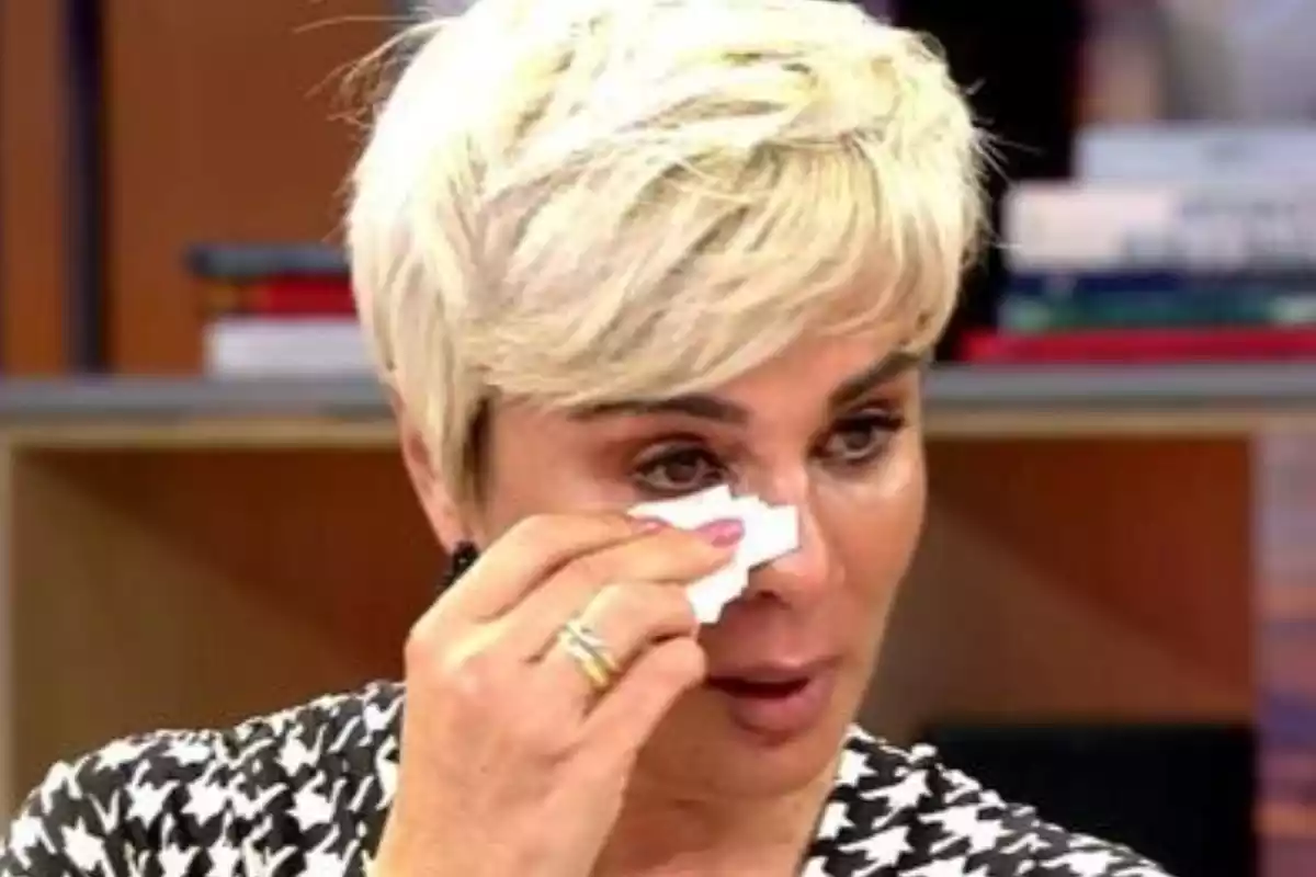 Ana María Aldón llorando en un plató de televisión