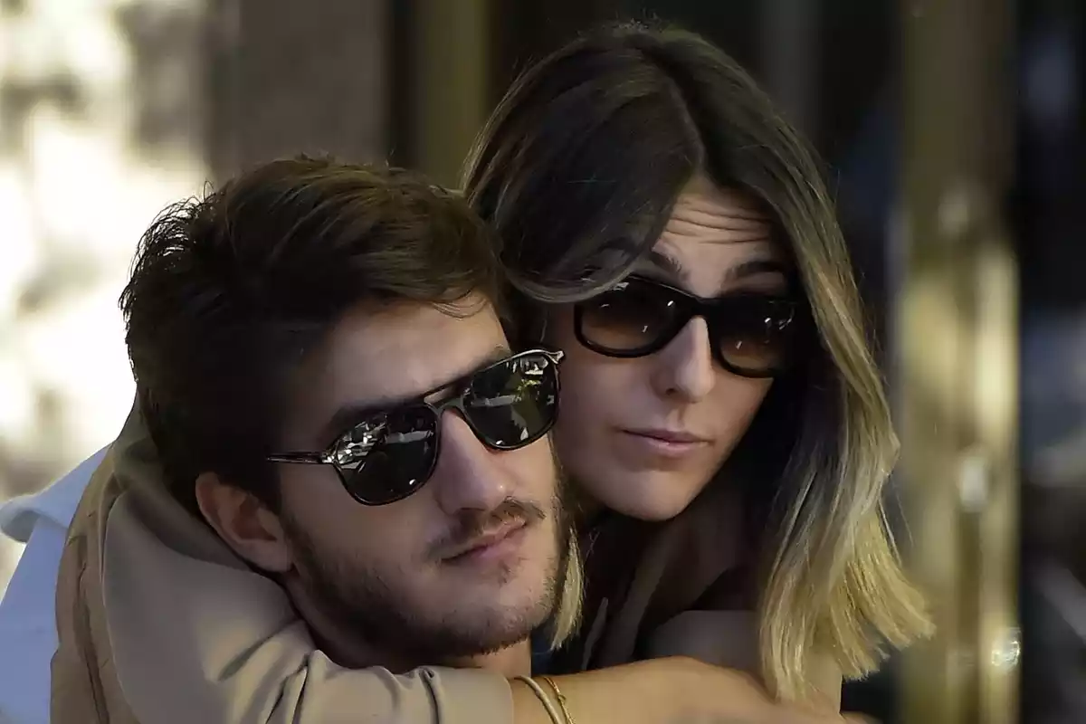 Anna Ferrer Padilla y su novio, Iván Martín abrazados en la calle con gafas de sol