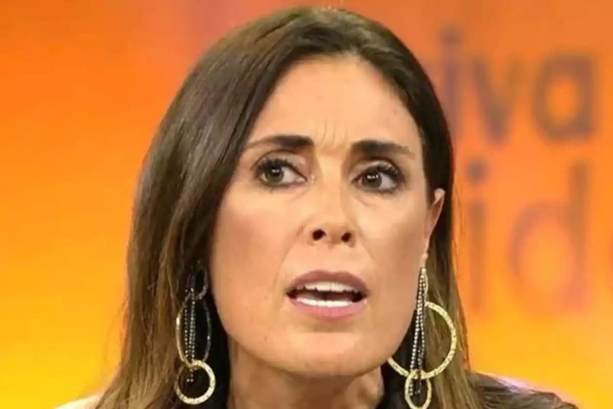Isabel Rábago con cara de enfado en un plató de televisión