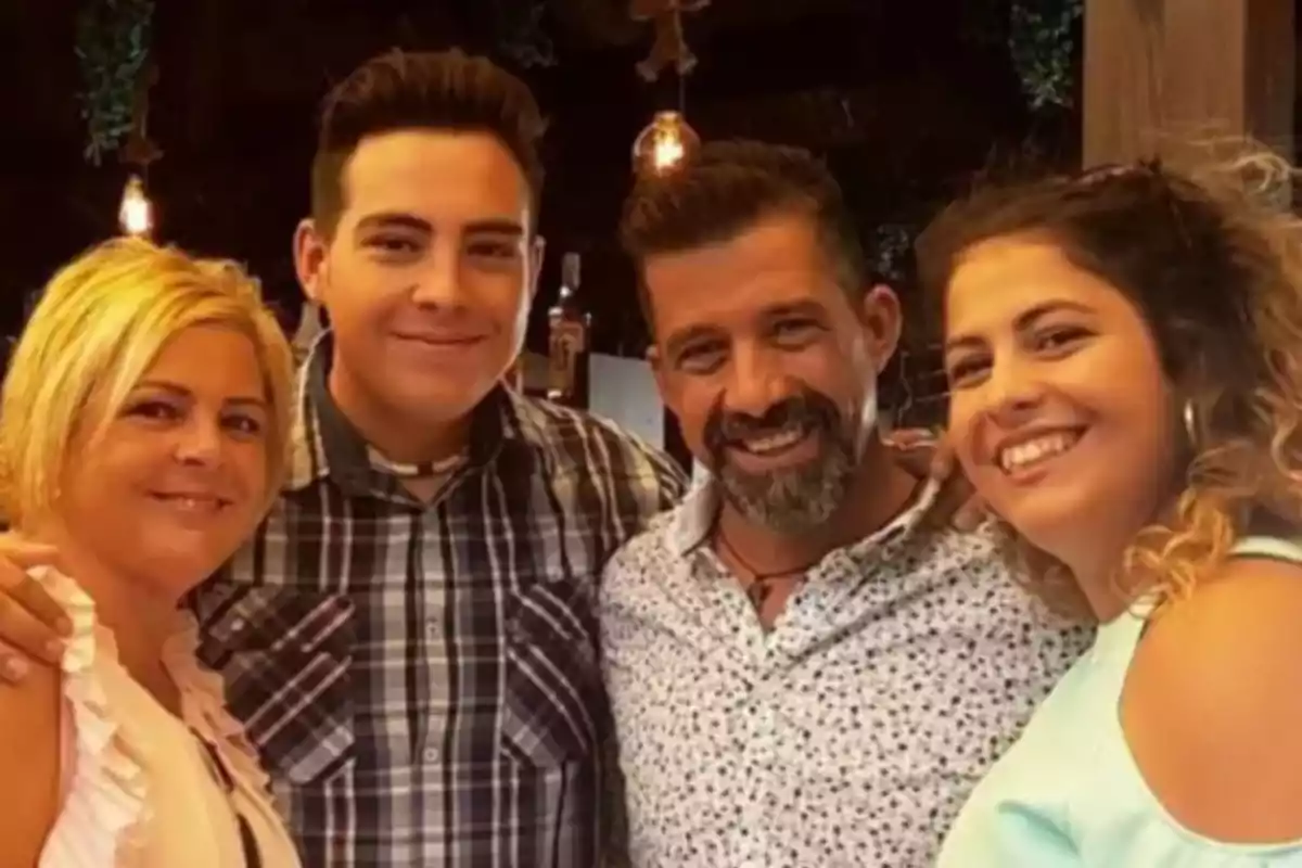 José Luis Losa, Inma Simarro y sus dos hijos posando sonrientes