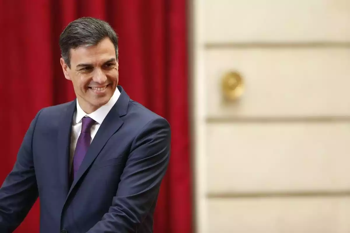 Pedro Sánchez en rueda de prensa con una gran sonrisa en la cara