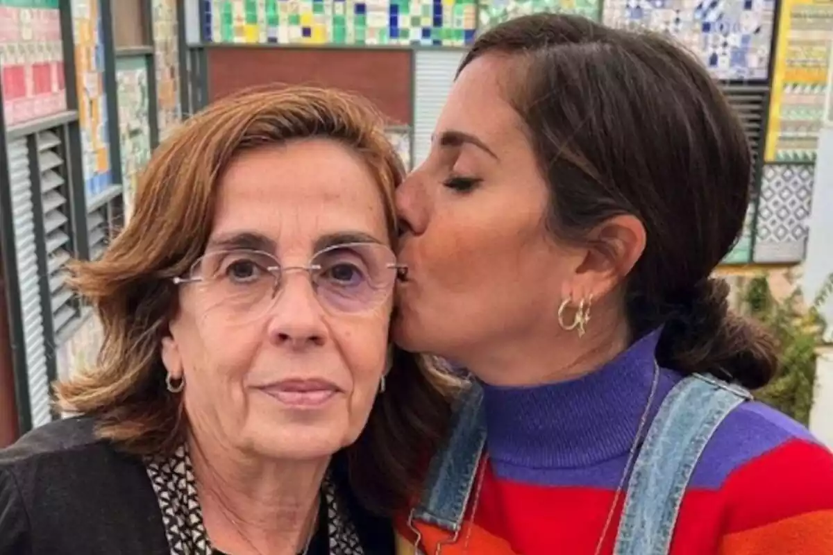 Primer plano de Anabel Pantoja dando un beso a su madre, Mercedes Bernal