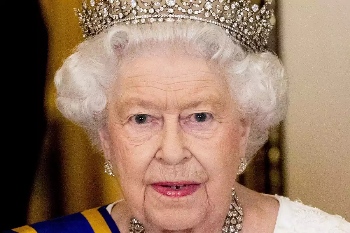 La reina Isabel II ofrece una cena de gala en honor a los reyes de Holanda