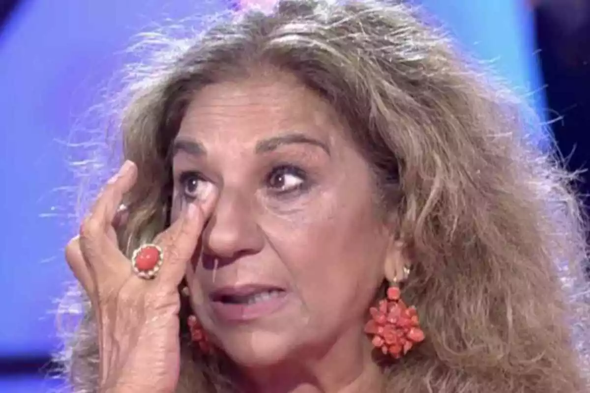 Lolita Flores, llorando en Telecinco.
