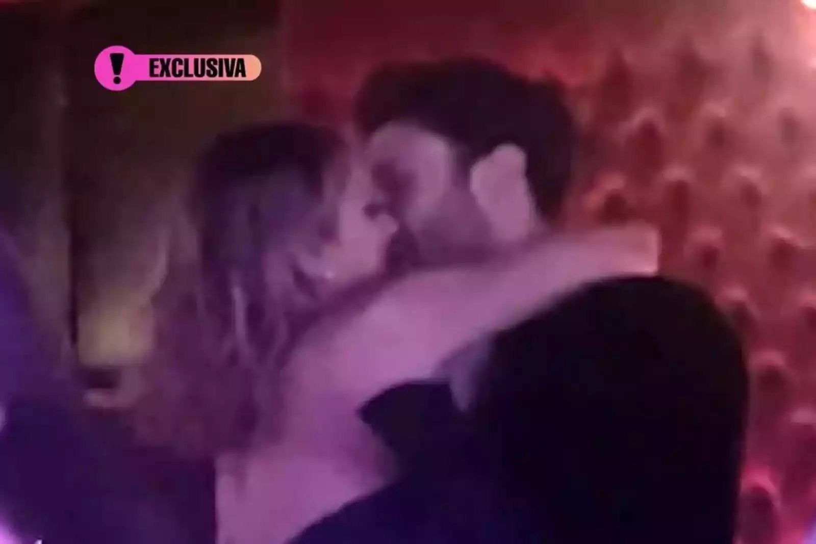 El vídeo de Alba Carrillo seduciendo a un hombre casado: 'A cuatro patas'