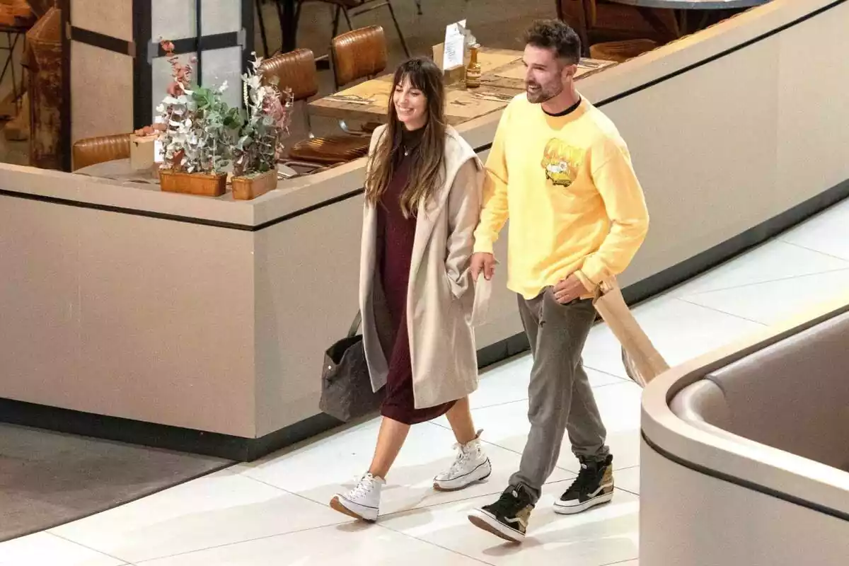 Almudena Cid y Gerardo Berodia riendo mientras pasean por un centro comercial de Madrid