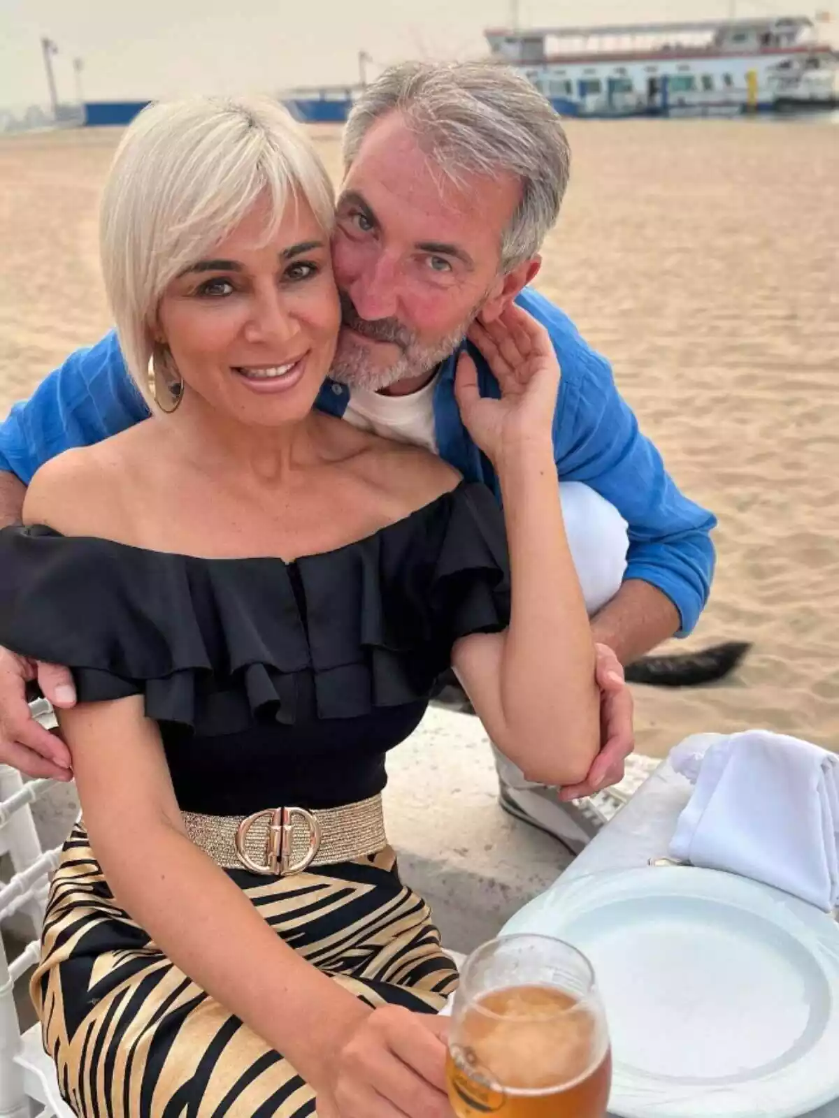 Post de Ana María Aldón en Instagram con su pareja con las caras juntas en un restaurante en la playa el 17 de julio de 2023