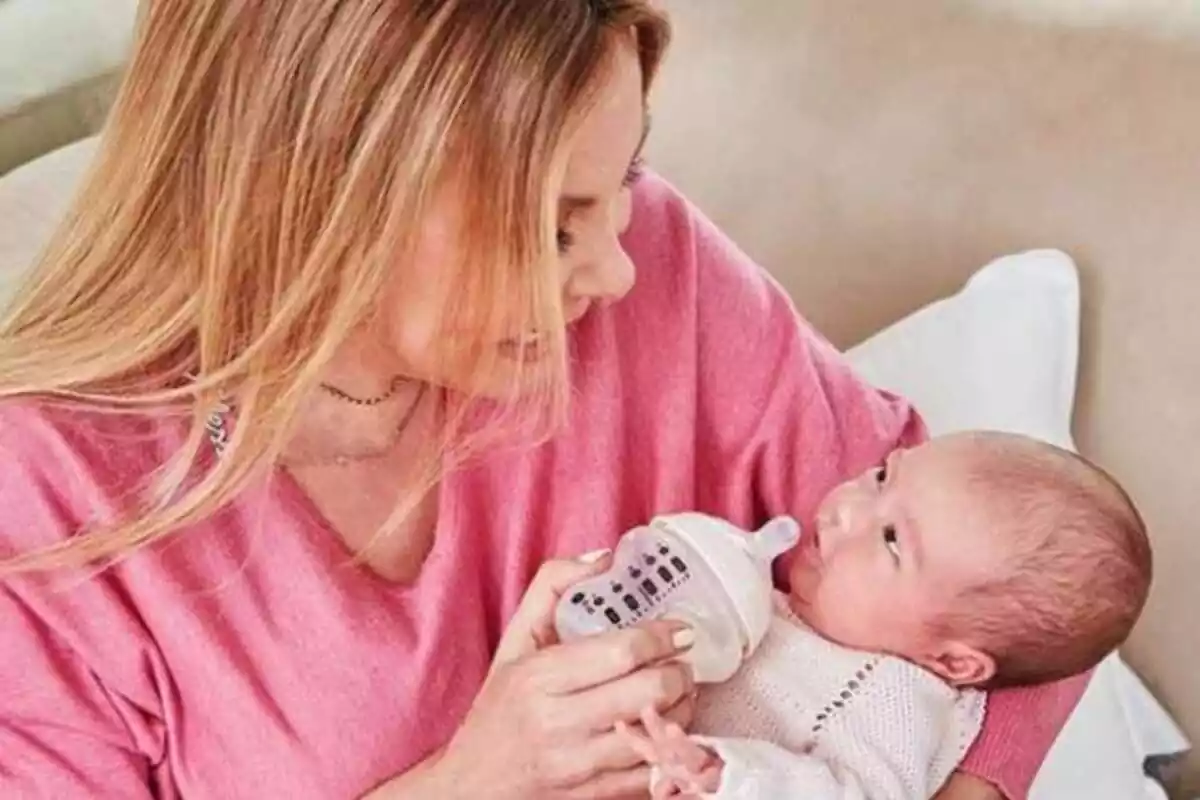 Ana Obregón dándole el biberón a su nieta Ana Sandra Lequio Obregón Ana Obregón dándole el biberón a su nieta Ana Sandra Lequio Obregón