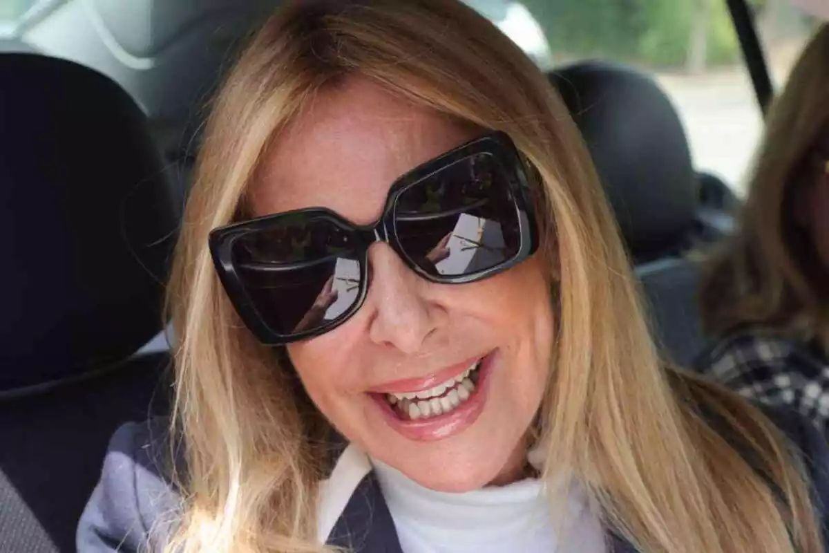 Ana Obregón con gafas de sol y sonriente en el interior de un coche