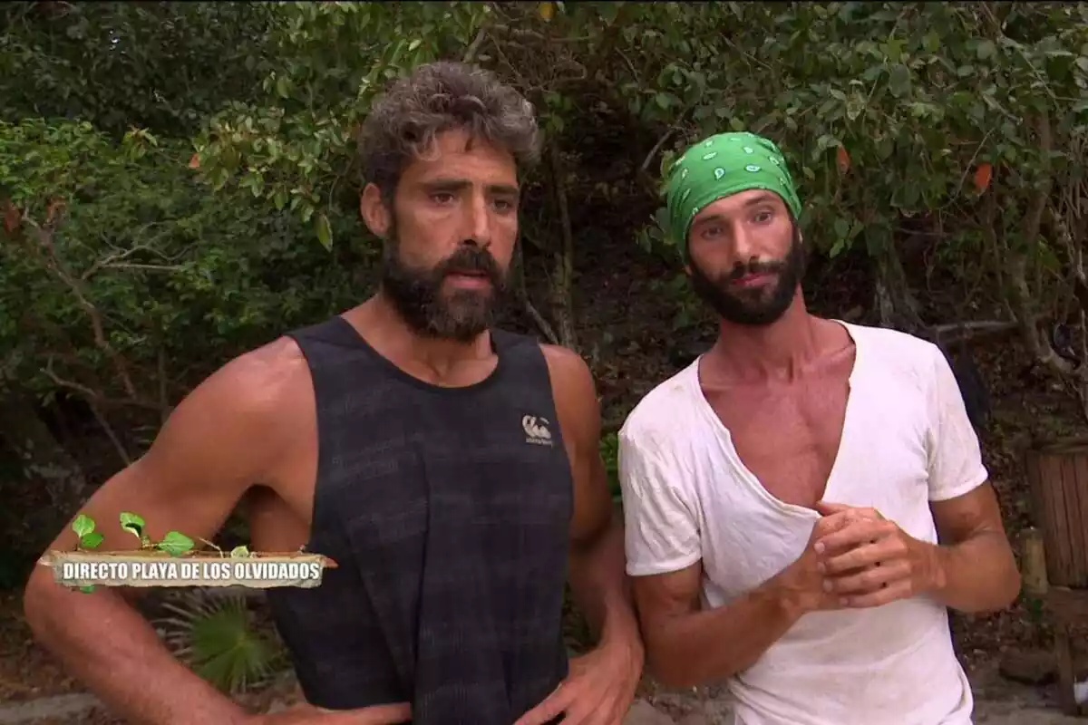 Artùr Dainese y Jaime Nava con rostros serios en la playa de los olvidados de ‘Supervivientes 2023’ Artùr Dainese y Jaime Nava con rostros serios en la playa de los olvidados de ‘Supervivientes 2023’