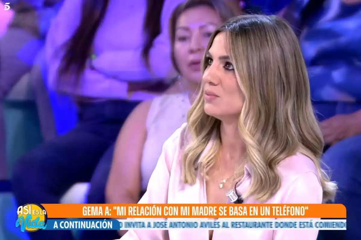 Captura de Gema Aldón de perfil hablando en el programa 'Así es la vida' de Telecinco