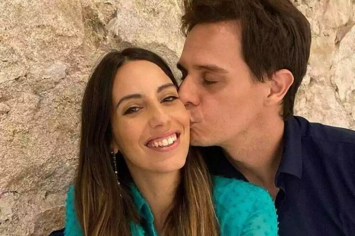 Christian Gálvez dándole un beso en la mejilla a Almudena Cid