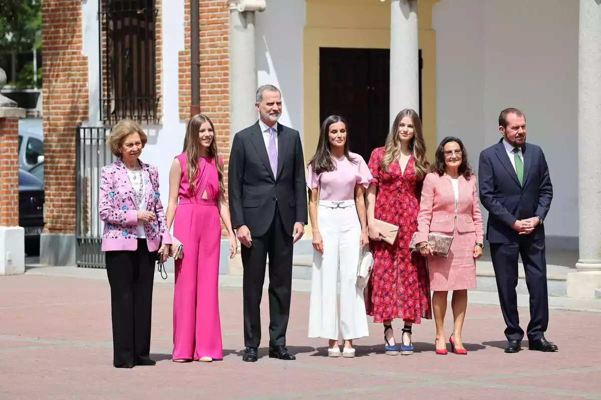 El rey Felipe VI, la reina Letizia, la reina Sofía, la princesa Leonor y la infanta Sofía posando en la confirmación de la hija menor del rey el día 25 de mayo de 2023 El rey Felipe VI, la reina Letizia, la reina Sofía, la princesa Leonor y la infanta Sofía posando en la confirmación de la hija menor del rey el día 25 de mayo de 2023