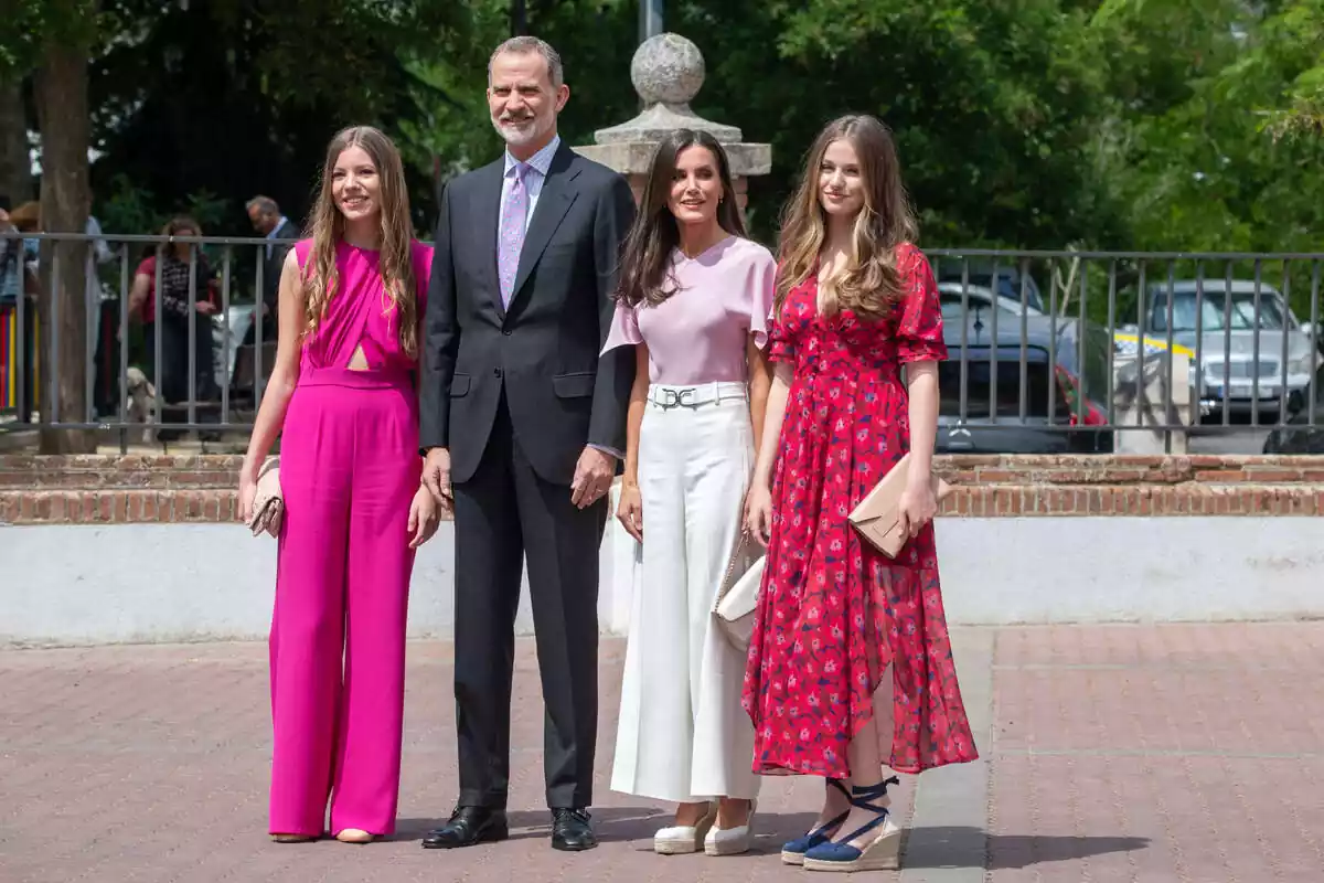 El rey Felipe VI, la reina Letizia, la princesa Leonor y la infanta Sofía posan en la confirmación de la hija menor del rey el día 25 de mayo de 2023 El rey Felipe VI, la reina Letizia, la princesa Leonor y la infanta Sofía posan en la confirmación de la hija menor del rey el día 25 de mayo de 2023