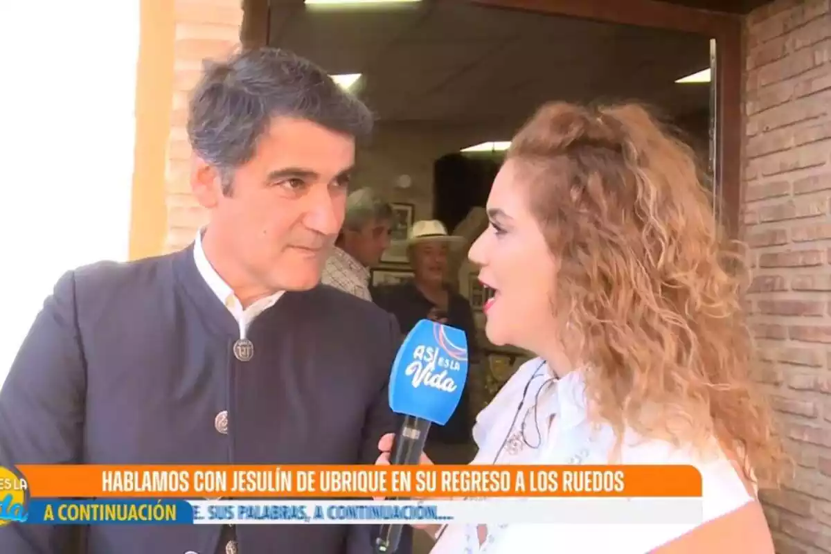 Captura de 'Fiesta' con Beatriz Trapote con el micrófono entrevistando a Jesulín de Ubrique el 17 de agosto de 2023