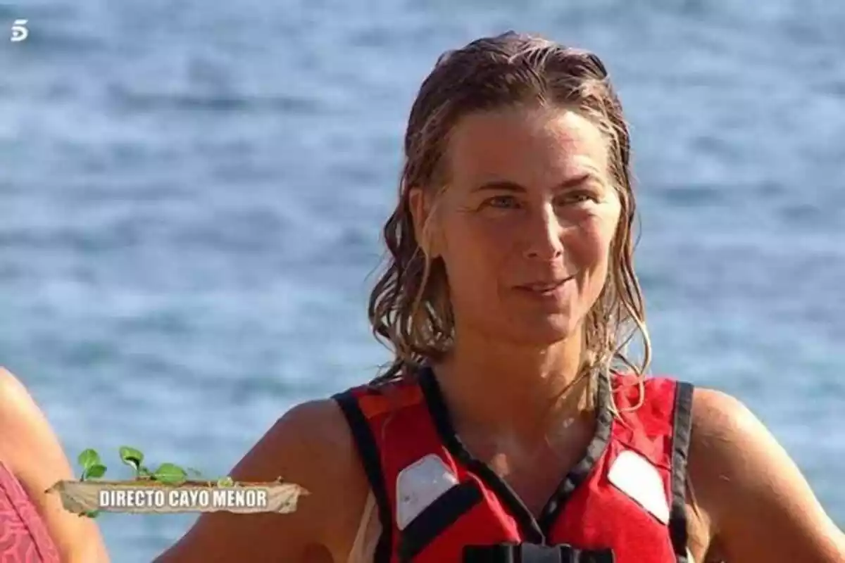 Captura de 'Supervivientes' con Gabriela Arrocet en la playa Captura de 'Supervivientes' con Gabriela Arrocet en la playa