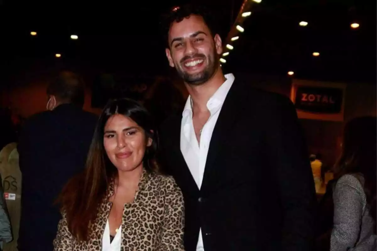 Imagen de Asraf Beno junto a su pareja, Isa Pantoja, sonriendo Imagen de Asraf Beno junto a su pareja, Isa Pantoja, sonriendo
