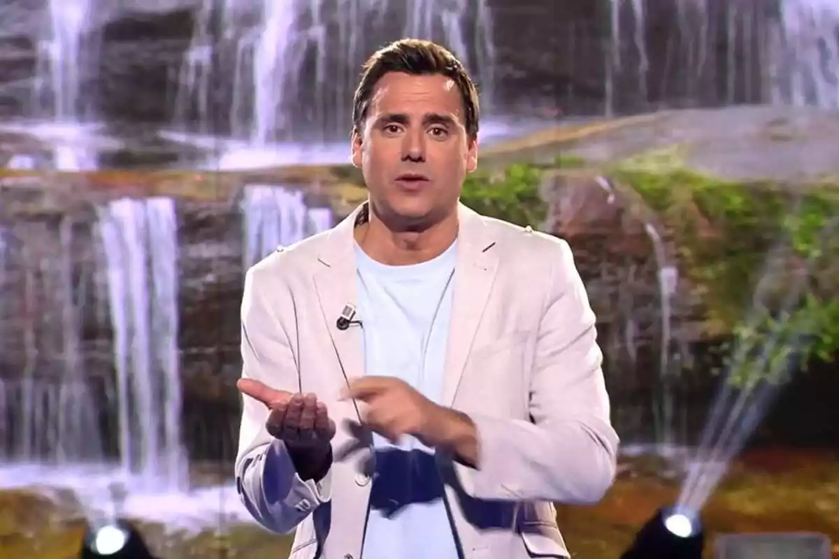 Ion Aramendi presentando una gala de ‘Supervivientes 2023’ con rostro neutro Ion Aramendi presentando una gala de ‘Supervivientes 2023’ con rostro neutro