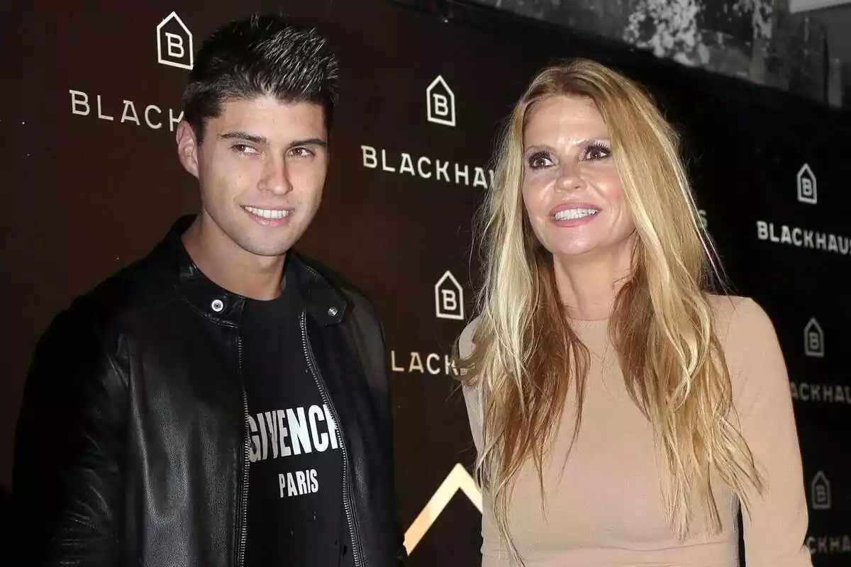 Javier Tudela junto a su madre, Makoke, en el photocall de un evento Javier Tudela junto a su madre, Makoke, en el photocall de un evento