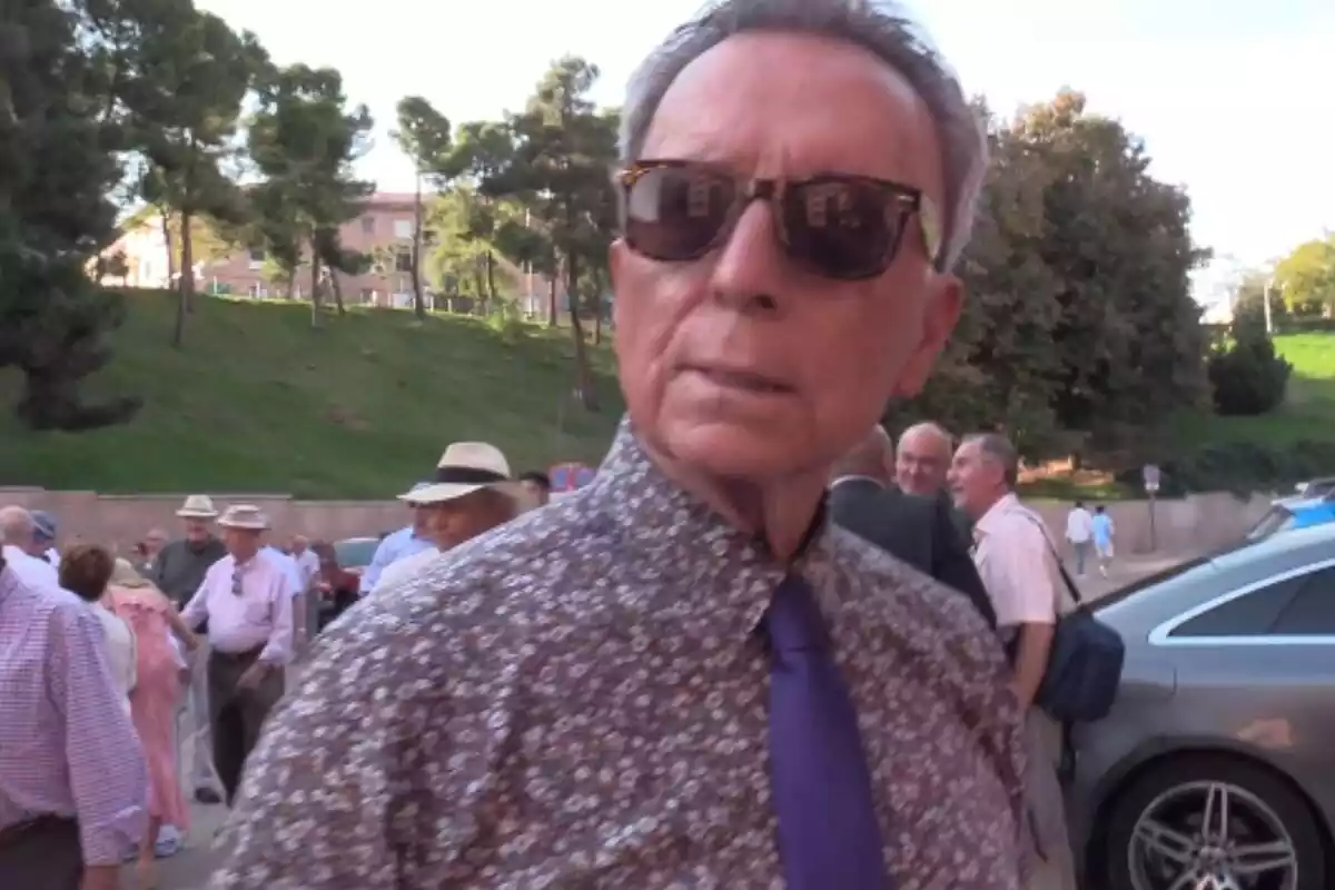 José Ortega Cano con gafas de sol atendiendo a la prensa
