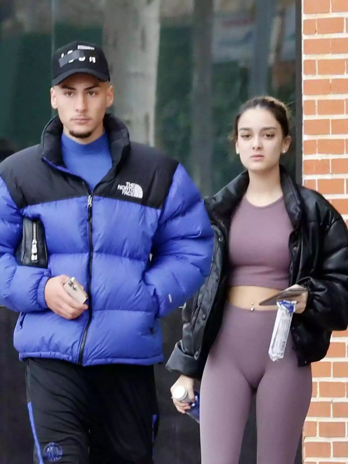Julia Janeiro, junto a Tommy Rossi, paseando por la calle Julia Janeiro, junto a Tommy Rossi, paseando por la calle