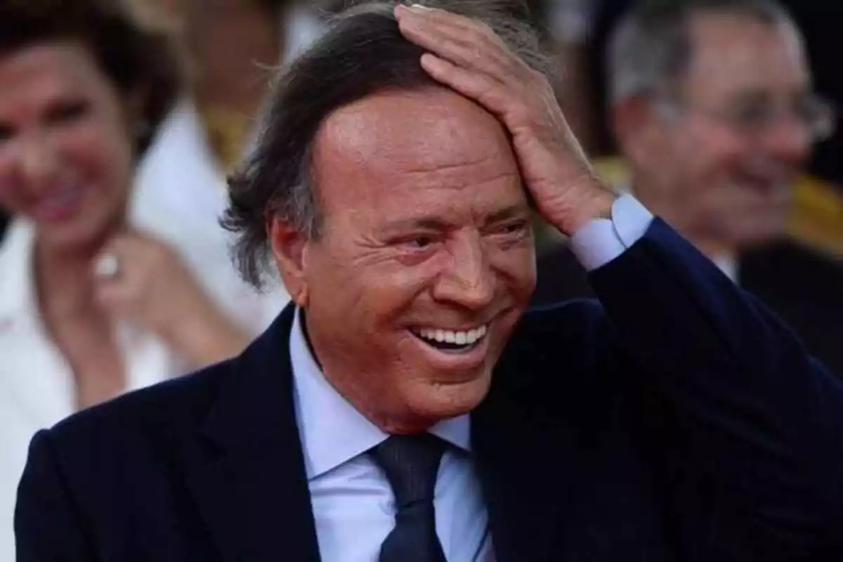 Julio Iglesias con la mano en la cabeza y riéndose Julio Iglesias con la mano en la cabeza y riéndose