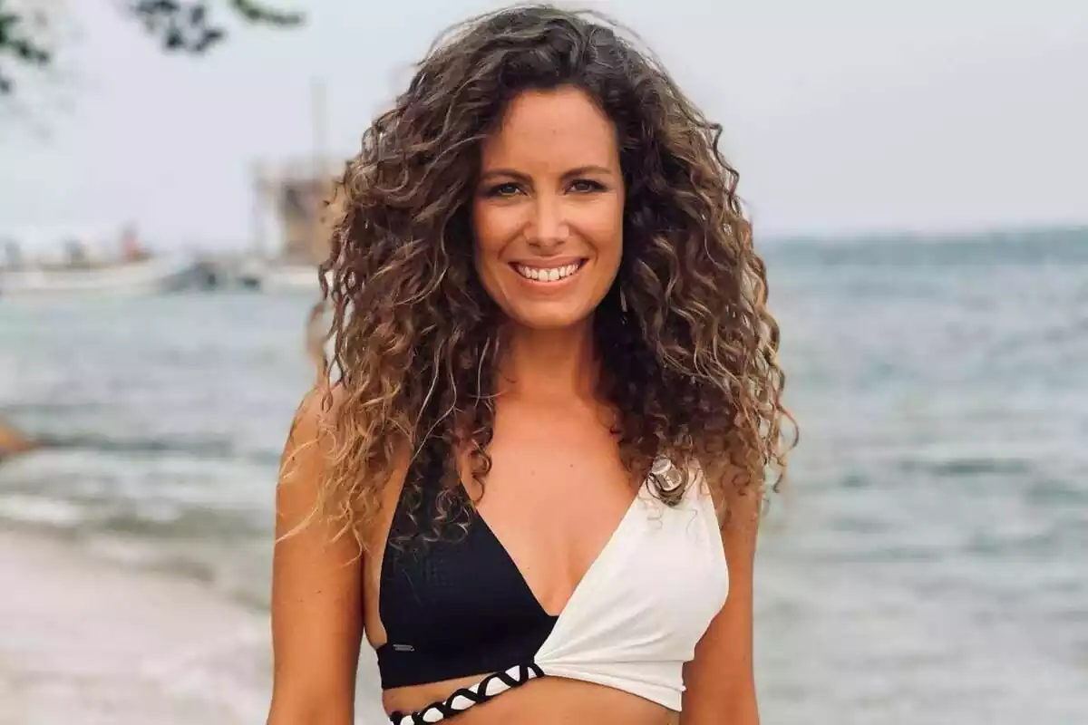 Laura Madrueño posando sonriente en ‘Supervivientes 2023’ con la playa de fondo