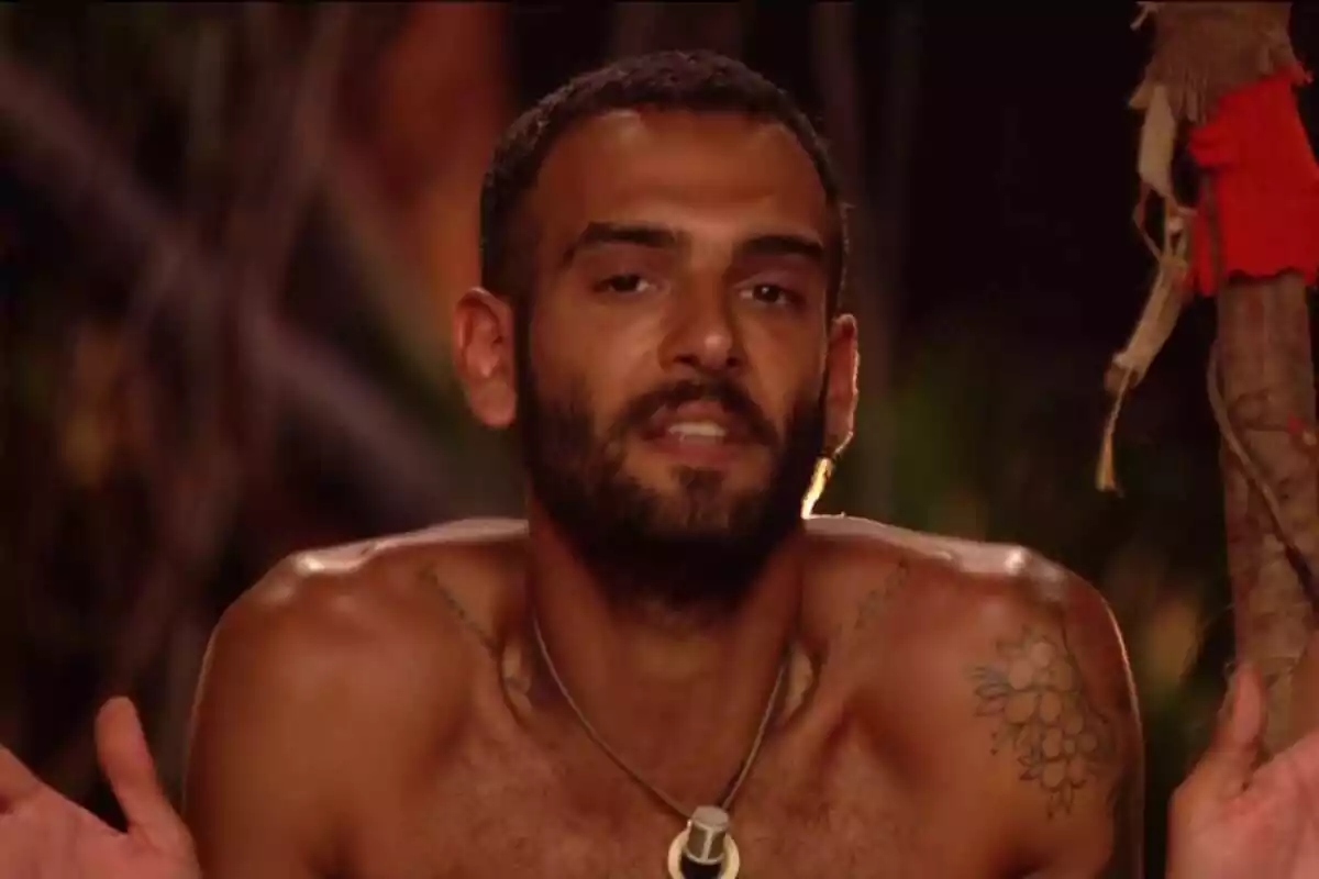Manuel Cortés hablando con rostro serio en la palapa de ‘Supervivientes 2023’ Manuel Cortés hablando con rostro serio en la palapa de ‘Supervivientes 2023’
