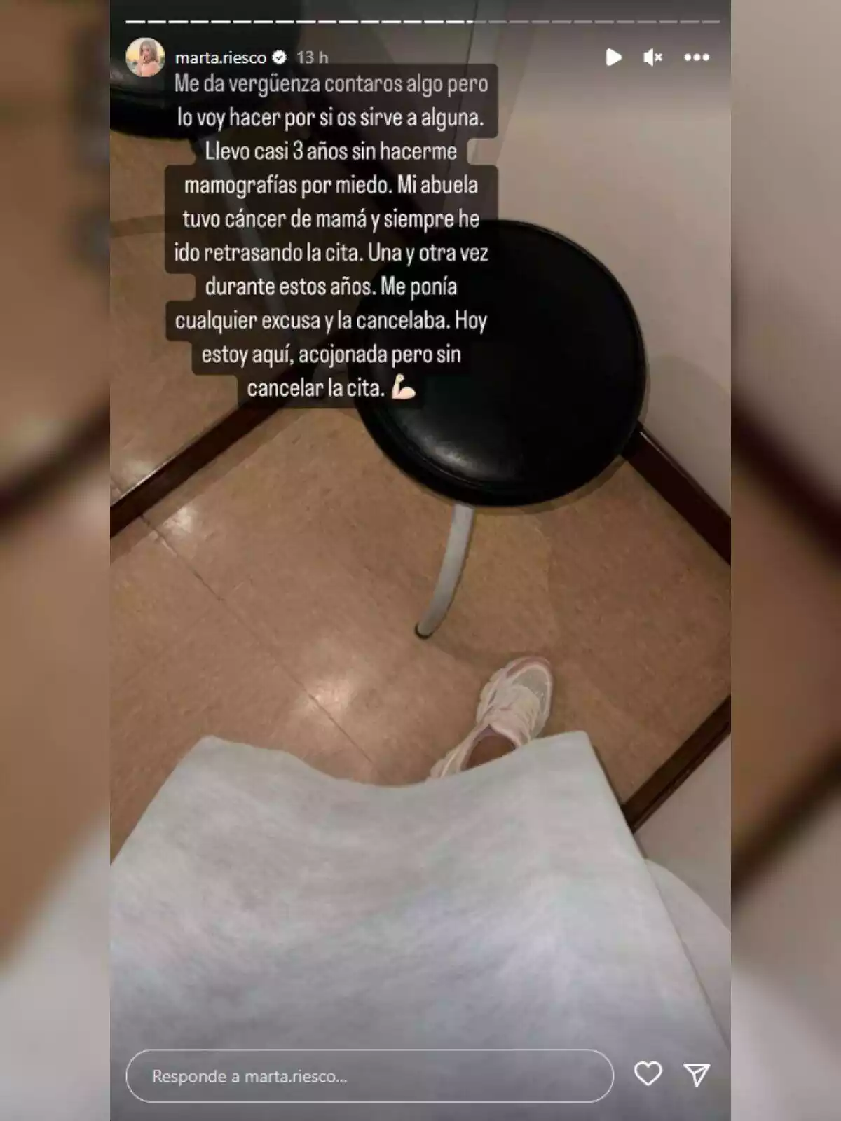 Storie de Marta Riesco en Instagram de sus pies y bata médica en una consulta ginecológica el 25 de septiembre de 2023