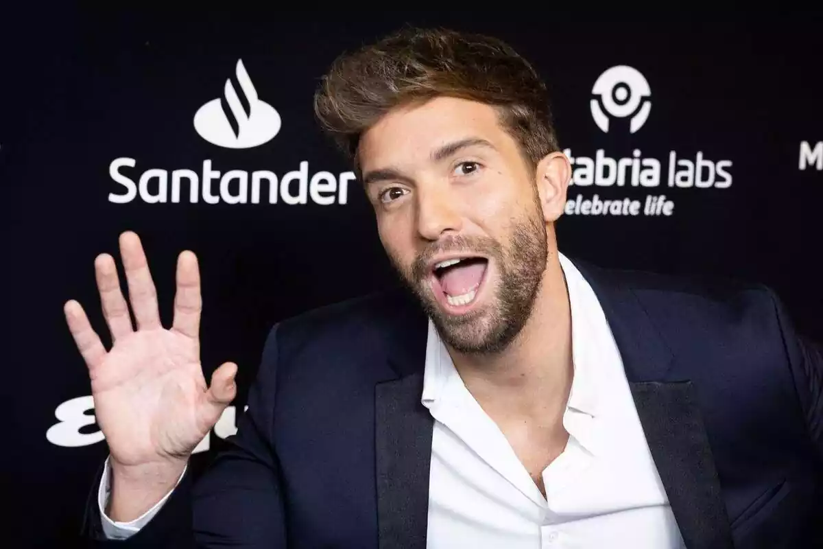 Pablo Alborán con la boca abierta posando en un photocall Pablo Alborán con la boca abierta posando en un photocall