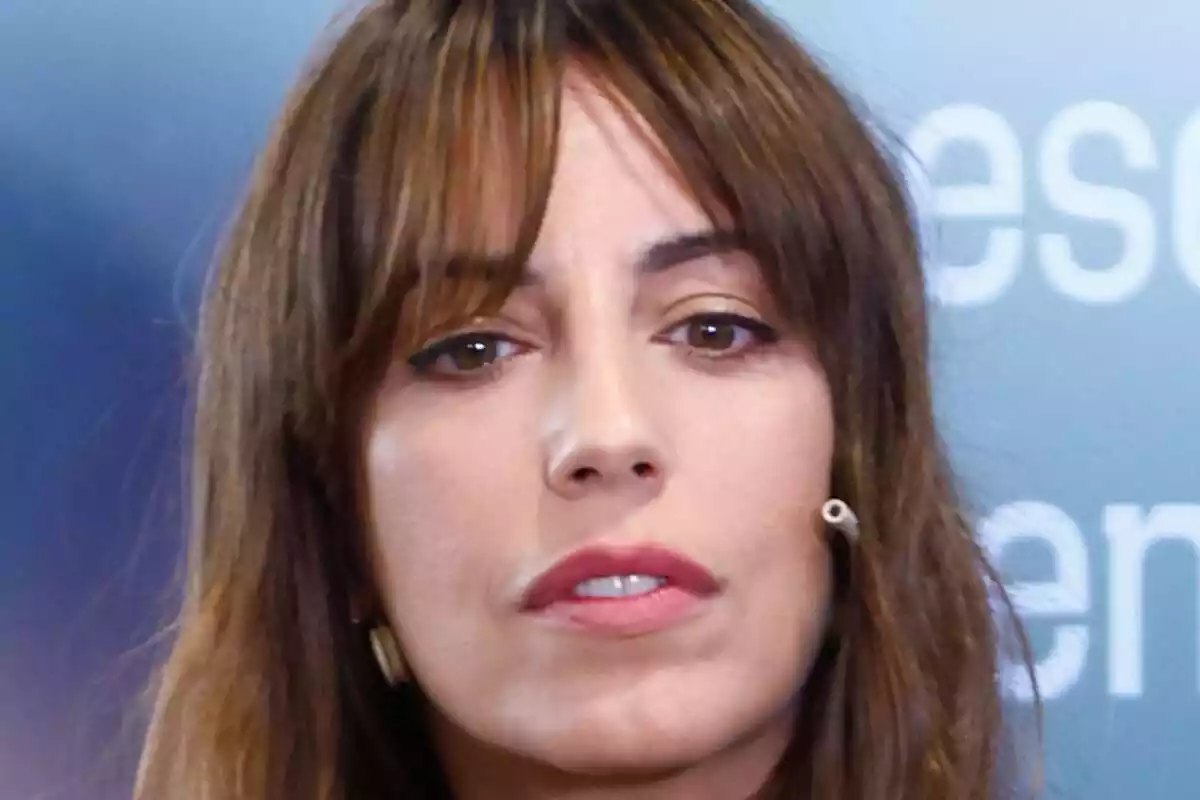 Primer plano de Almudena Cid con rostro serio durante el evento de La Liga en Madrid en octubre de 2023