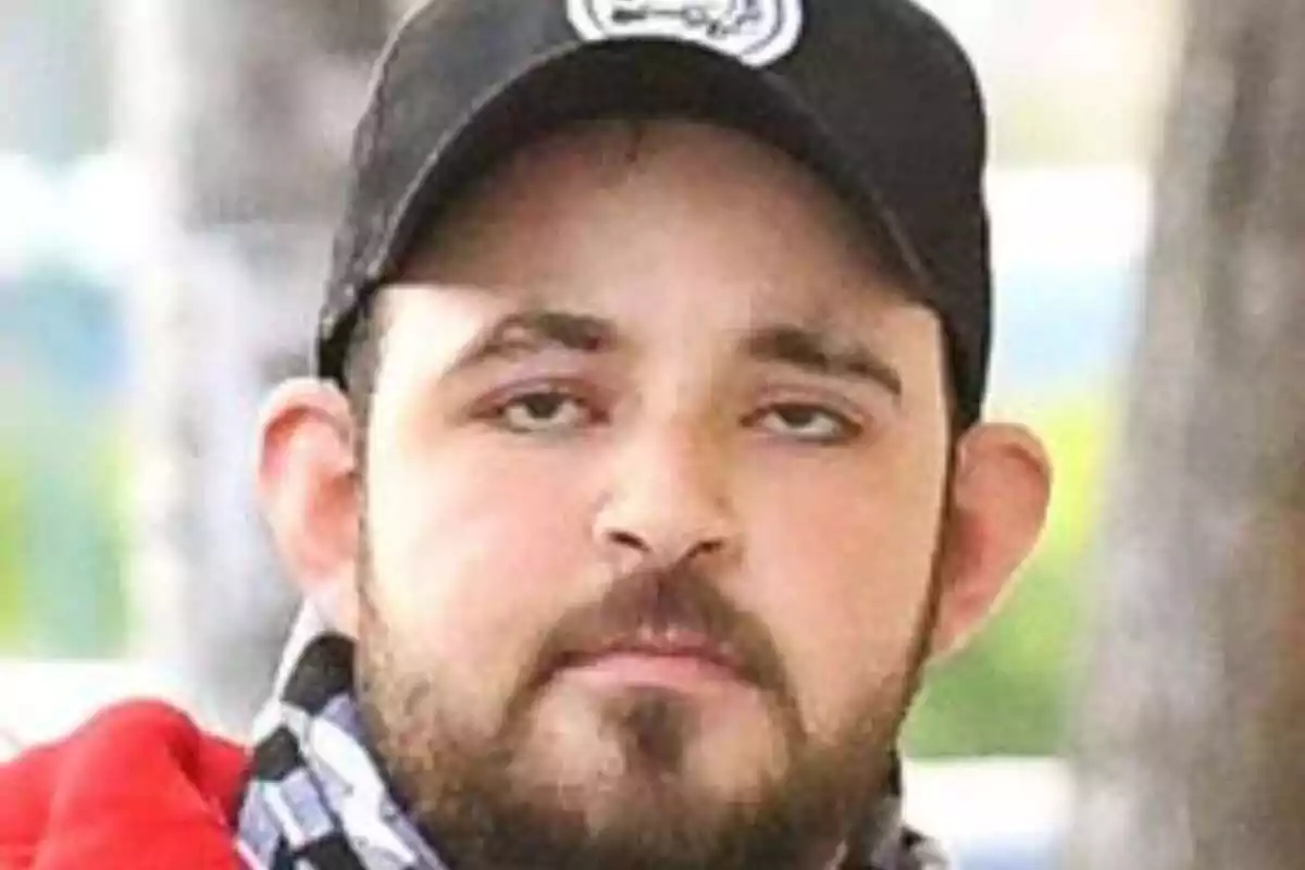 Primer plano de David Flores Carrasco con rostro serio por la calle Primer plano de David Flores Carrasco con rostro serio por la calle