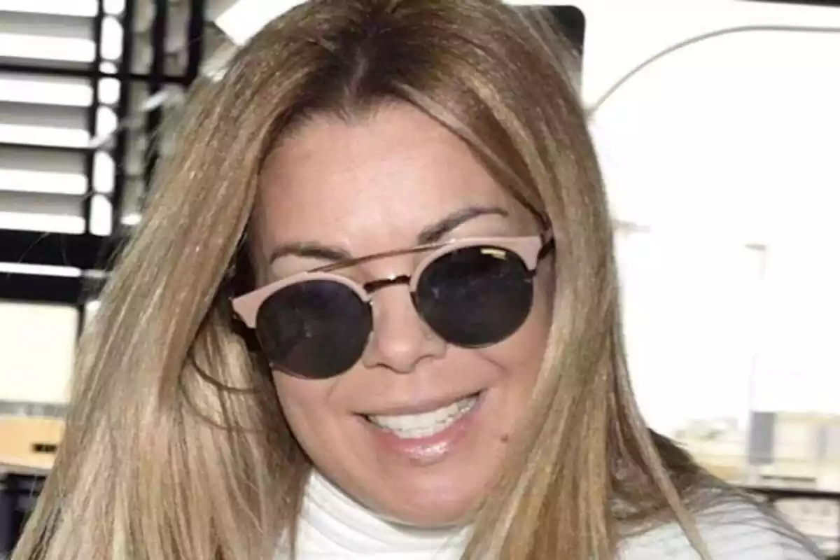 Imagen de María José Campanario sonriendo con gafas de sol Imagen de María José Campanario sonriendo con gafas de sol