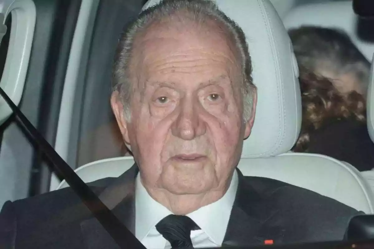 Juan Carlos I en el asiento de un coche con el cinturón puesto