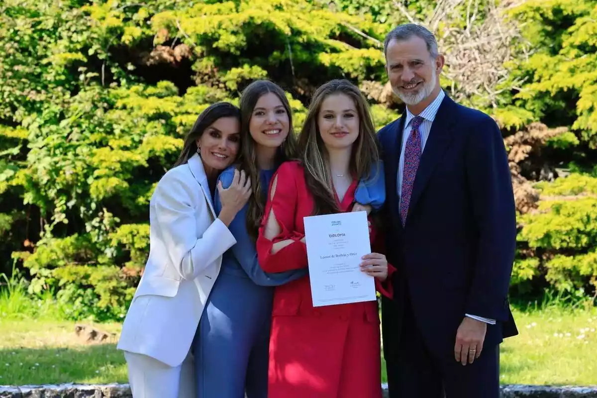 El rey Felipe, Letizia Ortiz y sus hijas, Leonor y Sofía de Borbón, posando sonrientes en la graduación de Leonor El rey Felipe, Letizia Ortiz y sus hijas, Leonor y Sofía de Borbón, posando sonrientes en la graduación de Leonor