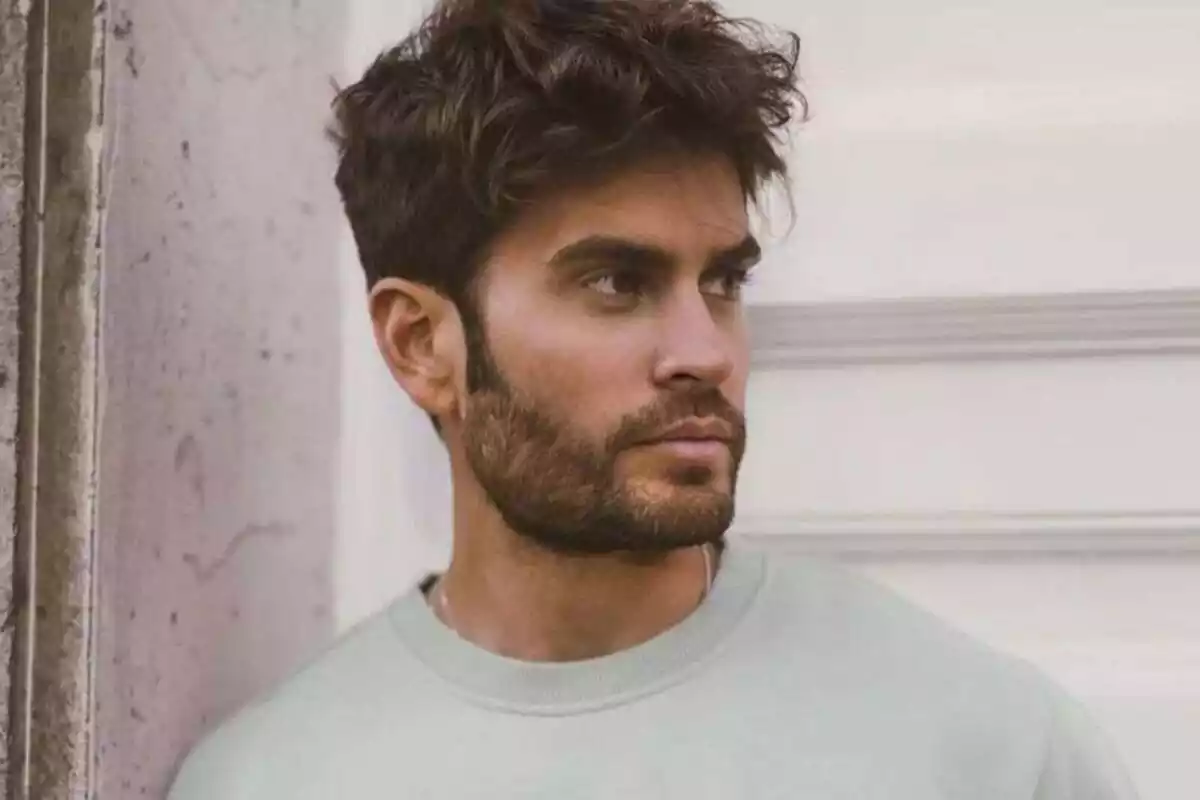 Primer plano de Rodri Fuertes serio mirando a un lado Primer plano de Rodri Fuertes serio mirando a un lado