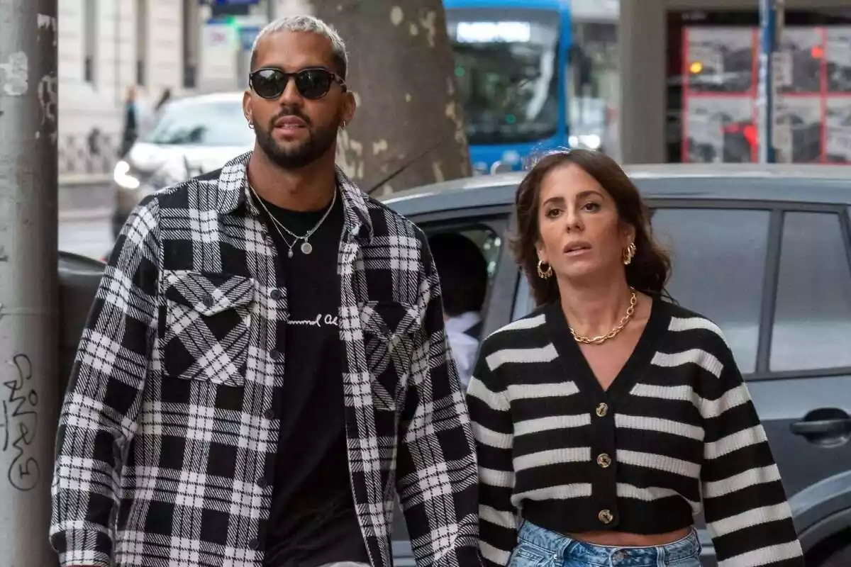 Yulen Pereira y Anabel Pantoja pasean por las calles de Madrid cogidos de la mano Yulen Pereira y Anabel Pantoja pasean por las calles de Madrid cogidos de la mano